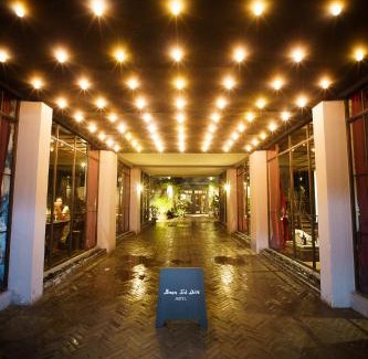 Wat Bowon Niwet Hotel | Baan Tuk Din Hotel