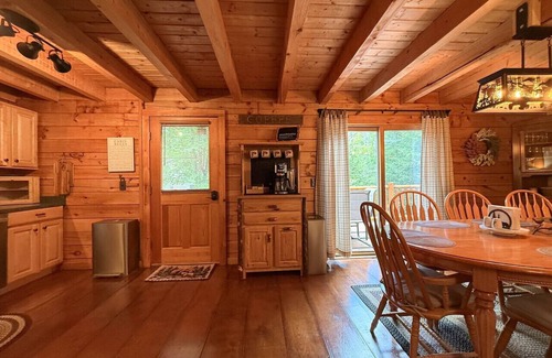 Conway Apartamento | Babbling Brook | Modern Cabin with Pond Access