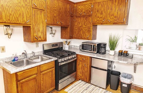West Allis Apartamento | Babich Building - 2 Bedroom - Upper Apt #1