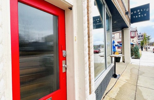 West Allis Apartamento | Babich Building - 2 Bedroom - Upper Apt #1