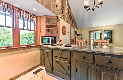 Clyde Apartamento | 'Baby Bear' Clyde Cabin on Mountain Farm!
