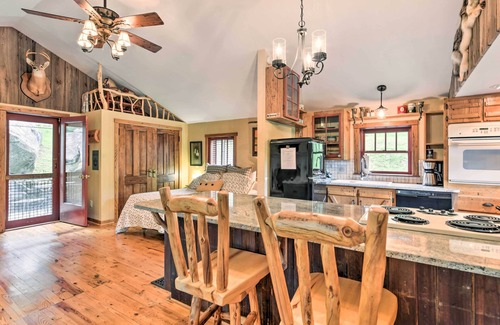 Clyde Apartamento | 'Baby Bear' Clyde Cabin on Mountain Farm!