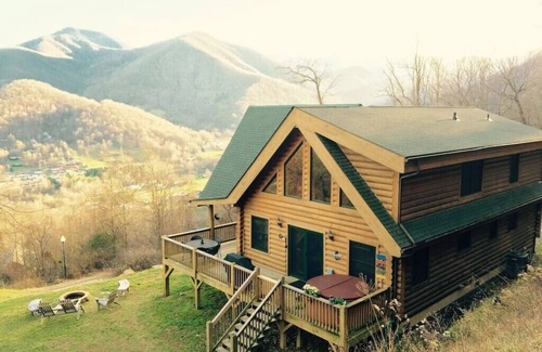 Maggie Valley Cabina | BABY BEAR’S CABIN, REAL LOG CABIN, SPECTACULAR VIEWS, HOT TUB, FIRE PIT