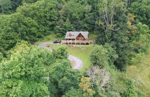 Maggie Valley Cabina | BABY BEAR’S CABIN, REAL LOG CABIN, SPECTACULAR VIEWS, HOT TUB, FIRE PIT