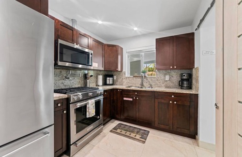 Boulevard Heights Casa | Baby Camellia Modern, luxurious and spacious house