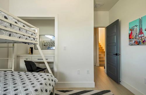 Swede Hill Casa | Bach & Bubbly House - 5BR, Pool, Gym & Glam Room