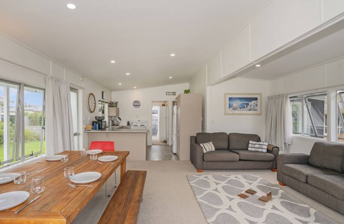 Whangamata Casa | Bach Life on Seabreeze - Whangamata Holiday Home