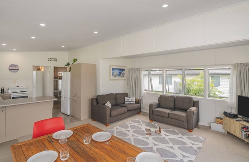 Whangamata Casa | Bach Life on Seabreeze - Whangamata Holiday Home