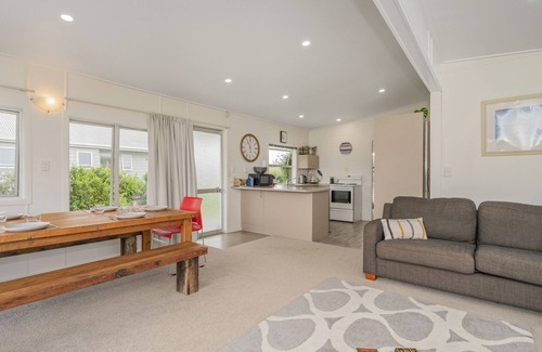 Whangamata Casa | Bach Life on Seabreeze - Whangamata Holiday Home