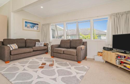Whangamata Casa | Bach Life on Seabreeze - Whangamata Holiday Home