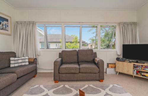 Whangamata Casa | Bach Life on Seabreeze - Whangamata Holiday Home