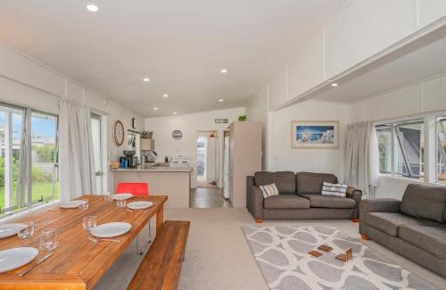 Whangamata Casa | Bach Life on Seabreeze - Whangamata Holiday Home
