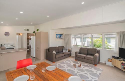 Whangamata Casa | Bach Life on Seabreeze - Whangamata Holiday Home