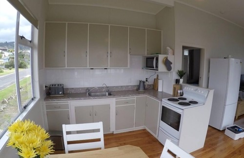 Waihi Beach Casa | Bach en Wallnutt: extremo norte soleado, a 200 m de la playa y hermoso sol de la mañana