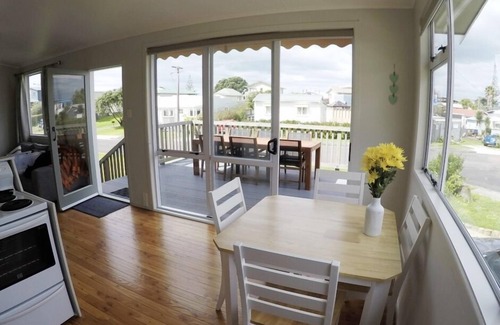 Waihi Beach Casa | Bach en Wallnutt: extremo norte soleado, a 200 m de la playa y hermoso sol de la mañana