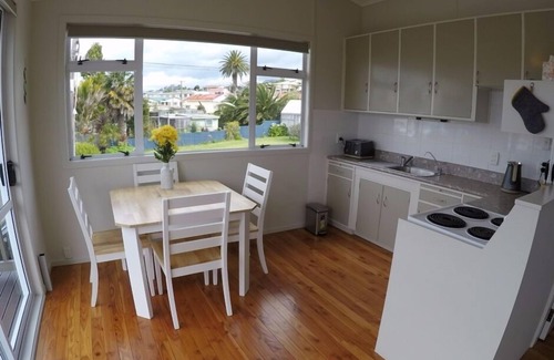 Waihi Beach Casa | Bach en Wallnutt: extremo norte soleado, a 200 m de la playa y hermoso sol de la mañana