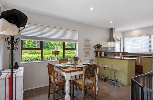 Mount Maunganui Cabaña | Bach Relax - Mt Maunganui Holiday Home