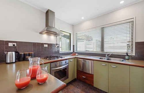 Mount Maunganui Cabaña | Bach Relax - Mt Maunganui Holiday Home