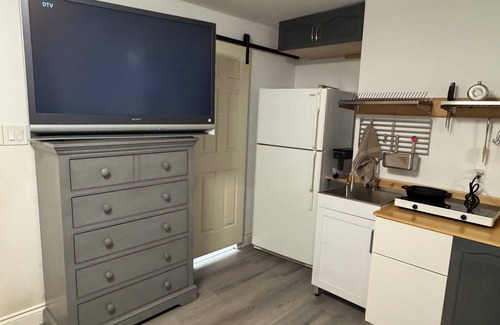 Vanier North Apartamento | Bachelor suite-Steps away from Beechwood Village. Pet friendly!