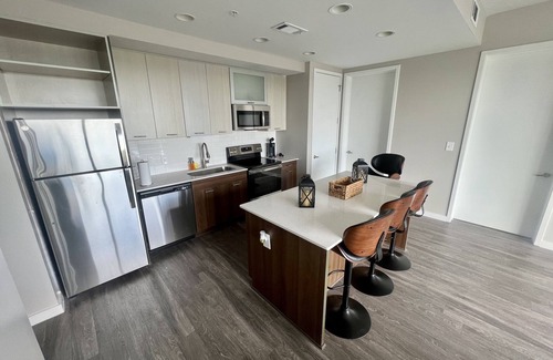 Westside Condominio | Bachelor Suites W/ Stadium Views
