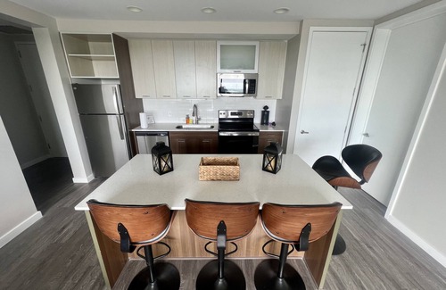 Westside Condominio | Bachelor Suites W/ Stadium Views