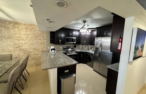 La Gorce Apartamento | Bachelorette Dream Pad for Large Groups & Amazing Views