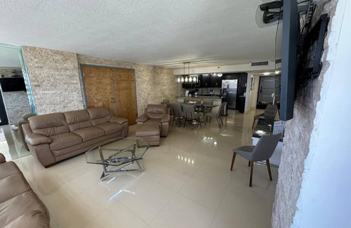 La Gorce Apartamento | Bachelorette Dream Pad for Large Groups & Amazing Views