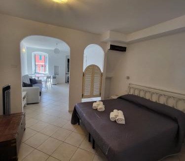 Riomaggiore Casa | Back in Tide , frontal sea view window, no AC, Pet friendly