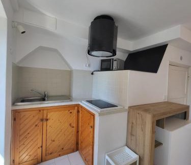 Riomaggiore Casa | Back in Tide , frontal sea view window, no AC, Pet friendly