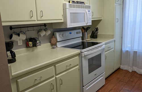 Hot Springs Village Casa | Back of the 9 - Charming townhome w/ lake views