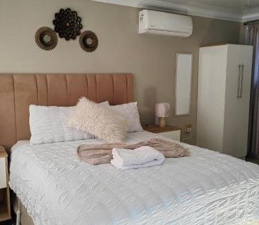 Ga-Segonyana Cama Y Desayuno | Back of the Moon Guesthouse