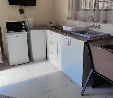 Ga-Segonyana Cama Y Desayuno | Back of the Moon Guesthouse