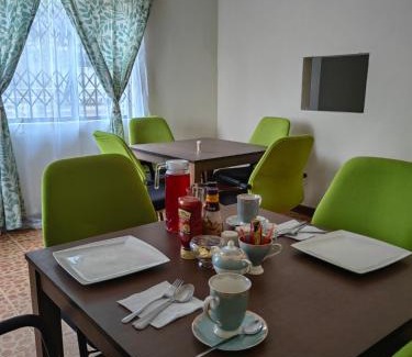 Ga-Segonyana Cama Y Desayuno | Back of the Moon Guesthouse