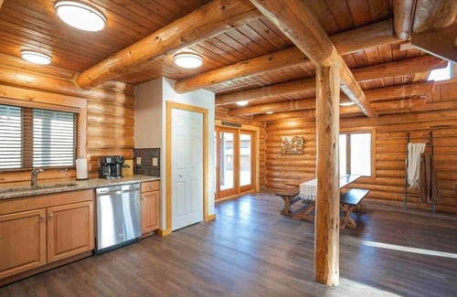 Whites Creek Casa | Back Porch Lodge on 5 Acres! Pool, Hot Tub, Creek!
