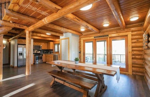 Whites Creek Casa | Back Porch Lodge on 5 Acres! Pool, Hot Tub, Creek!