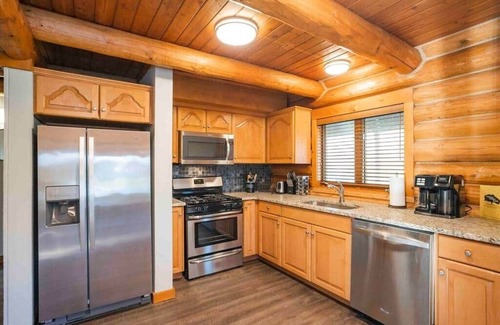 Whites Creek Casa | Back Porch Lodge on 5 Acres! Pool, Hot Tub, Creek!