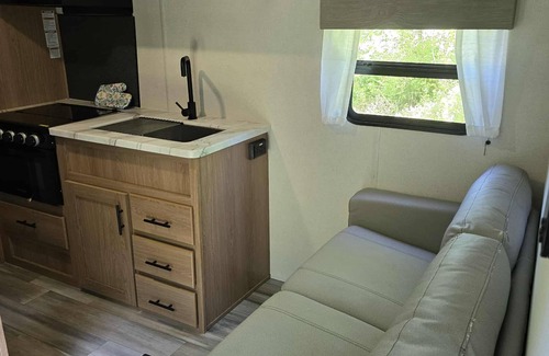 Carbon Hill Alquiler De RV | Back road camper in New Straitsville on monday creek and by old mans cave.