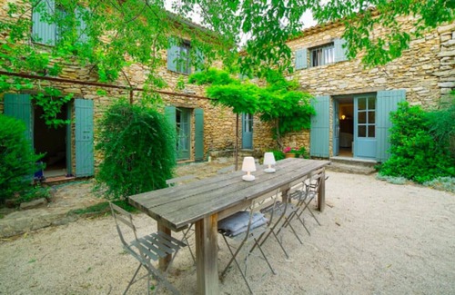 Laudun Casa | Volver a lo básico, granja provenzal perdida en los viñedos de Provenza.