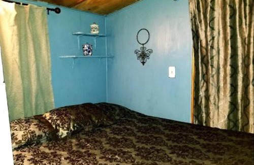 Topanga Chalet De Esquí | Backpacker's Dream with detached bathroom, private trails and creek!