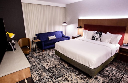 Lititz Hotel | Backstage Vibe Lancaster Charm-ADA Suite w/Roll-in Shower & Hearing Accessible