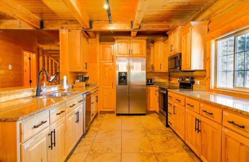 Duck Creek Village Cabina | Backwoods Bonanza BIG Cabin and Hot Tub!