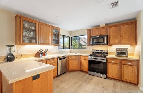 Lake Elsinore Casa | Secluded Backwoods Family Estate and Wedding Retreat