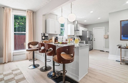 Near East Columbus Casa | Backyard Escape: Outdoor Movie, Dome, Mini Golf, hot tub, fire pit, grill, mural