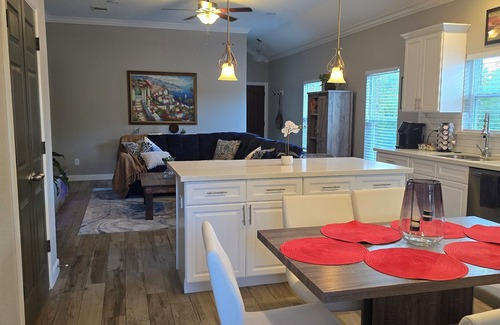 Spring Casa | Backyard Getaway! Near IAH Airport! Hot Tub!