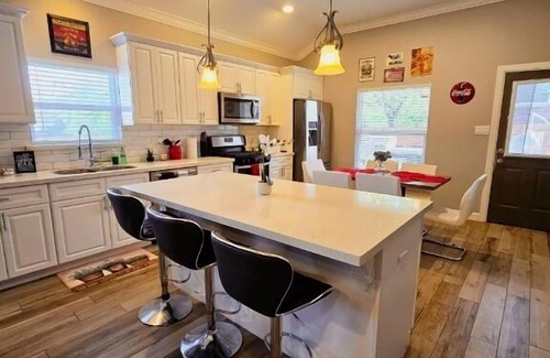 Spring Casa | Backyard Getaway! Near IAH Airport! Hot Tub!