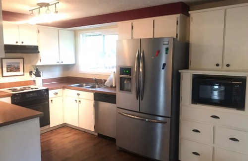 McMinnville Casa | Bañera de hidromasaje y sauna en el patio trasero cerca del centro