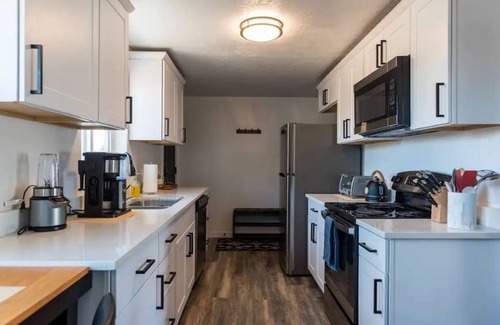 South Salt Lake Casa | Backyard Mountain View Oasis ~ Sleeps 10 - Chinatown, Downtown