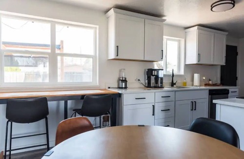 South Salt Lake Casa | Backyard Mountain View Oasis ~ Sleeps 10 - Chinatown, Downtown