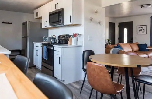 South Salt Lake Casa | Backyard Mountain View Oasis ~ Sleeps 10 - Chinatown, Downtown