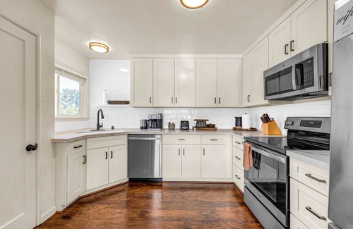 Del Rey Oaks Casa | Backyard playground & 1 mile to the beach